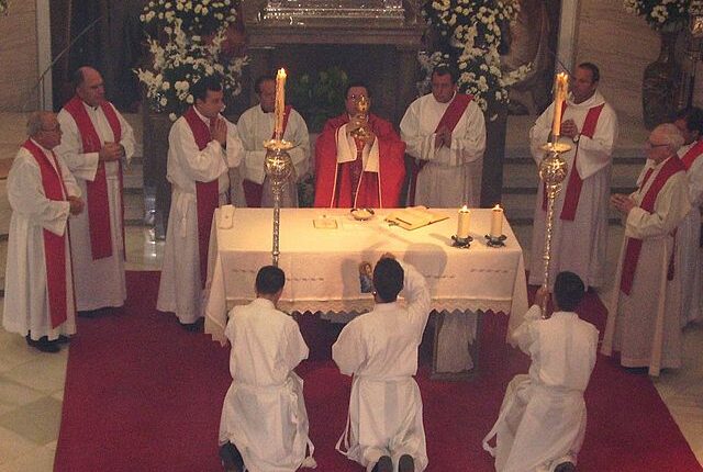 Liturgia Della Parola: I Baci Del Sacerdote Durante La Messa