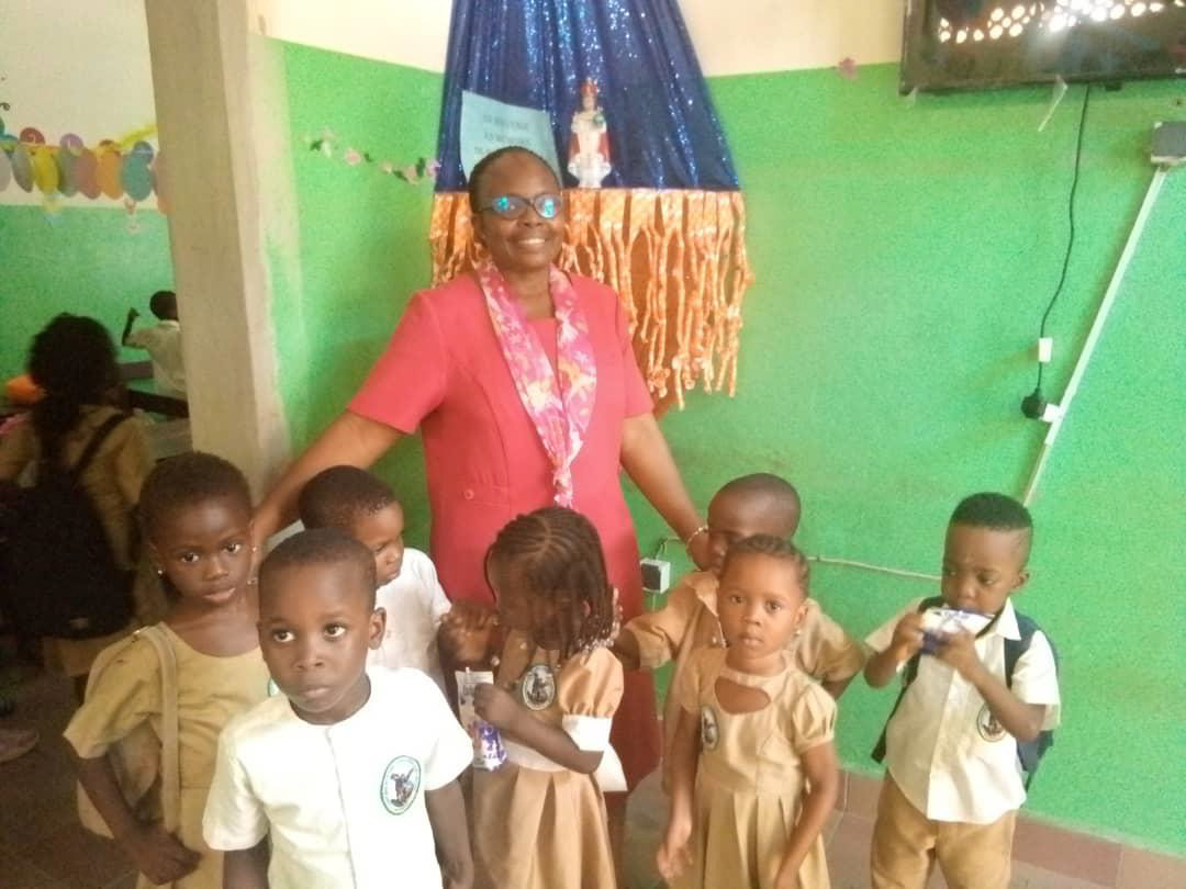 I bambini della scuola S. Michel Cotonou e suor Helen